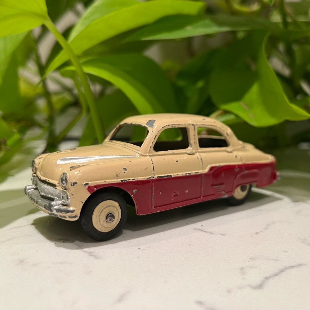 Dinky Toys 164 Vauxhill Cresta Saloon